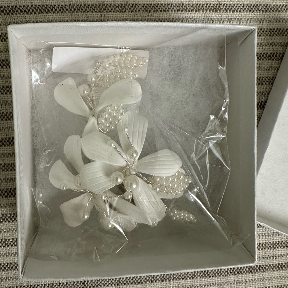 Elegant White Floral Hair Accessory